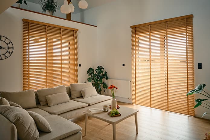 Holzjalousie im Wohnraum
